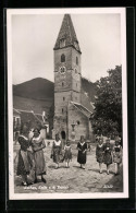 AK Spitz A. D. Donau, Mädchen In Tracht Vor Der Kirche  - Andere & Zonder Classificatie