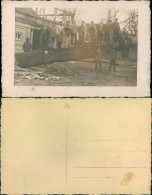 Ansichtskarte  Menschen Auf Umgestützten Baum Unwetter 1920 - Autres & Non Classés