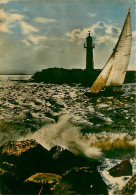 30 - Le Grau Du Roi - Le Phare De La Rive Droite Et Voilier Cinglant Vers La Mer Au Soleil Couchant - CPM - Voir Scans R - Le Grau-du-Roi