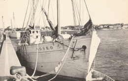 ROSCOFF Un Coin Du Port CHALUTIER Bateau De Pêche CPSM Format CPA - Roscoff