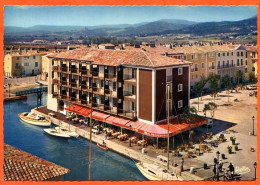 83 PORT GRIMAUD Hotel Utoring Et Place Du Marché Dentelée Carte Vierge TBE - Port Grimaud