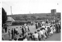 P-24-Bi.-3121 : PHOTO D'AMATEUR. FORMAT ENVIRON 9 CM X 6 CM. SAINT-REMY-LES-CHEVREUSES. TOUR DE FRANCE CYCLISTE 1953 - St.-Rémy-lès-Chevreuse