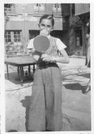 P-24-Bi.-3143 : PHOTO D'AMATEUR. FORMAT ENVIRON 9 CM X 6 CM. TENNIS DE TABLE - Tennis De Table