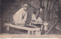 X10-63) L ' AUVERGNE PITTORESQUE - ANCIENNE FABRICATION DU FROMAGE - PRESSAGE - 2 SCANS - Auvergne Types D'Auvergne