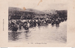 Y8- FEZ (MAROC) LE PASSAGE D' UN GUE - ( TRES ANIMEE - MILITAIRES - 2 SCANS ) - Fez (Fès)