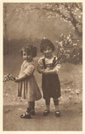 ENFANTS - Garçon Et Fille - Fleurs - Carte Postale Ancienne - Autres & Non Classés