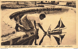 63 LA BOURBOULE PARC D'ENFANTS UN AMATEUR DE SPORTS NAUTIQUE ENFANT JOUANT AVEC UN MODELE REDUIT DE BATEAU SUR L'EAU - La Bourboule