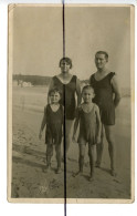 CARTE PHOTO .CPA . Souvenir De La Plage Des Sablettes Près De Toulon, Personnages En Maillot De Bain . Septembre 1932 - Fotografie