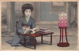 Japan - Geisha In Blue Kimono Reading A Book - Autres & Non Classés