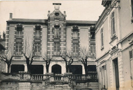 38 // CHANAS   Ecole De Garçons Et Mairie   CPSM PETIT FORMAT ** - Chanas