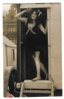 CARTE PHOTO - FEMME DEVANT L'ENTREE D'UNE ROULOTTE - PROSTITUEE ? FILLE DE JOIE ? 1912 - Women