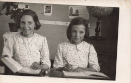 CARTE PHOTO - Deux Filles - L'étude - Carte Postale Ancienne - Fotografie