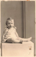 FANTAISIES - Bébé - Petite Fille  - Carte Postale Ancienne - Baby's