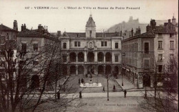 VIENNE      ( ISERE )   L ' HOTEL DE VILLE ET STATUE DU POETE PONSARD - Vienne