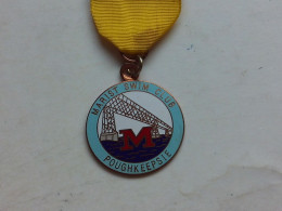 (Sport - Club Natation - Ecole Mariste) - Médaille émail Cloisonné  " MARIST SWIM CLUB "  POUGHKEEPSIE........voir Scans - Nuoto