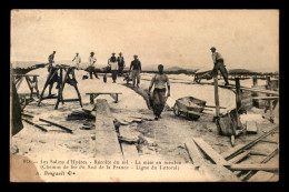 83 - HYERES - LES SALINS - RECOLTE DU SEL - LA MISE EN MEULON - Hyeres