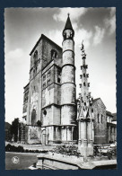 Nivelles. La Collégiale Sainte-Gertrude Et Le Perron. - Nijvel