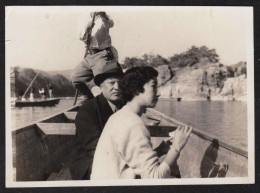 Jolie Photographie Et Belle Composition Dans Une Barque Avec Rameur, Face / Profil, JAPON JAPAN, 7,8x5,6 Cm - Azië