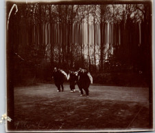 Photographie Photo Vintage Snapshot Anonyme Groupe Mode Jeu Drôle Gag  - Sonstige & Ohne Zuordnung