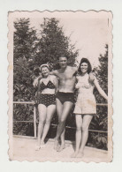 Two Sexy Women, Muscle Man With Swimwear, Summer Beach Portrait, Vintage Orig Photo Pin-up 5.9x8.4cm. (26676) - Pin-ups