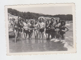 Summer Beach Pose, Few Sexy Women With Swimwear, Handsome Young Men, Vintage Orig Photo Pin-up 8.6x6.3cm. (32159) - Pin-up