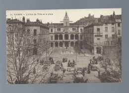 CPA - 38 - Vienne - L'Hôtel De Ville Et La Place - Animée (marché) - Non Circulée - Vienne