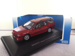 Universal Hobbies Renault Laguna Nevada Phase II Metallic Cherry Red Echelle 1/43 En Boite Vitrine Et Surboite Carton - Autres & Non Classés