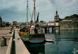 29 Finistère - CPM - CONCARNEAU - Bâteau De Pêche Devant L'entrée De La Ville Close - 1963 - Concarneau