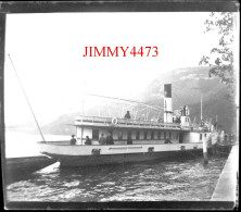 Un Bateau De Promenade à Quai, Dans Une Ville à Identifier - Plaque De Verre - Taille 43 X 45 Mlls - Glass Slides