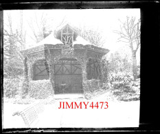 Un Kiosque Et Un Banc Dans La Neige, Ville à Identifier - Plaque De Verre - Taille 43 X 45 Mlls - Glass Slides