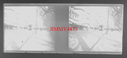 Tramway Dans Une Rue Bien Animée, Ville à Identifier - Plaque De Verre En Stéréo - Taille 43 X 107 Mlls - Plaques De Verre