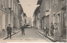 G16-47) DAMAZAN - LOT ET GARONNE -  RUE DE BUZET  - ( TRES ANIMEE - PERSONNAGES - VILLAGEOIS -  2 SCANS ) - Damazan