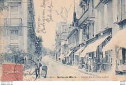 G23-64) SALIES DE BEARN- COURS DU JARDIN PUBLIC  - (ANIMEE - PERSONNAGES DEVANT LA LIBRAIRIE) - Salies De Bearn