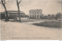 H32- 47) MONFLANQUIN (LOT ET GARONNE) LA GARE DES TRAMWAYS , COUR EXTERIEURE - (2 SCANS) - Monflanquin