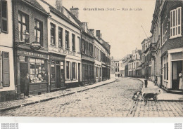 K9-59) GRAVELINES RUE DE CALAIS - (ANIMEE - " AU BON MARCHE " - " LIBRAIRIE " - 2 SCANS) - Gravelines