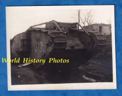 Photo Ancienne D'un Soldat Allemand - Bataille De La SOMME ? CAMBRAI ? - Char Britannique à Identifier Engin Blindé WW1 - War, Military