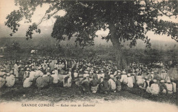 MIKICP8-001- COMORES KABAR SOUS UN BADAMIER - Comoren