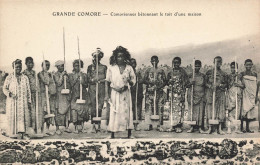 MIKICP8-004- COMORES COMORIENNES BETONNANT LE TOIT D UNE MAISON - Comoren