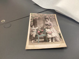 Carte Fantaisie, Photo, Carte Femme Avec Ses Enfants Fille, Garçon Garçon Qui Arrose Des Fleurs Arrosoir - Otros & Sin Clasificación