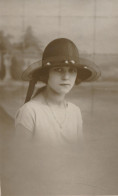 Carte-Photo : Portrait D'une Jolie Femme Au Beau Chapeau Noir (Ca 1920/30) - Objects