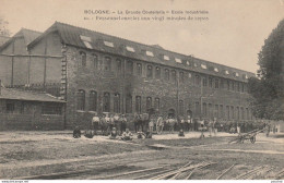 52) BOLOGNE - LA  GRANDE COUTELLERIE - ECOLE INDUSTRIELLE - PERSONNEL OUVRIER AUX VINGT MINUTES DE REPOS  - (2 SCANS) - Andere & Zonder Classificatie