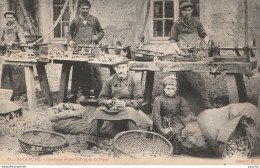 Q8-39) SAINT CLAUDE (JURA) INTERIEUR D'UNE FABRIQUE DE PIPES - (TRES ANIMEE - OUVRIERS AU TRAVAIL - 2 SCANS) - Saint Claude