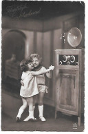 Dancing Children, Radio, Music, Enfants Dansants, Musique, Bambini Che Ballano, Musica, Tanzende Kinder, Radio, Musik - Portraits