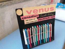 12 PENNE STILOGRAFICHE VENUS CANADIAN MULTICOLORE 1950 CON ESPOSITORE SPLENDIDE - Pens