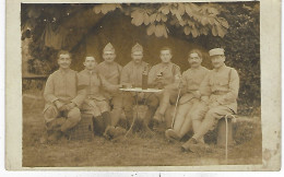 CARTE PHOTO Groupe MILITAIRES En Convalescence Autour D'une Table Et Bouteille ( Brassard Croix  Rouge ) - Guerre, Militaire