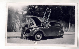 PHOTO  VOITURE  ANCIENNE PEUGEOT INSPECTION RADIATEUR PAR UN MILITAIRE - Automobiles