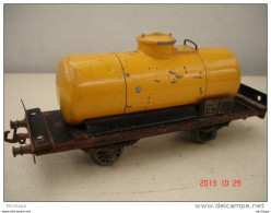 WAGON CITERNE  EN TOLE   ECARTEMENT O  PEINTURE D 'ORIGINE  JAUNE  23cm X6,5  PAS DE MARQUE - Goods Waggons (wagons)