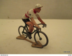 TOUR DE FRANCE COUREUR En Alu Peinture D'origine  Maillot Blanc Rayé Rouge  Tres Bon Etat - Jouets Anciens