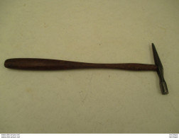 Très Petit Marteau  Bijoutier ? Horloger ? 24 Cm  Sur 9 Cm  Poids 60 Gr - Ancient Tools