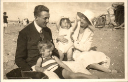 CP Carte Photo D'époque Photographie Vintage Plage Groupe Cabourg 14 Famille  - Autres & Non Classés